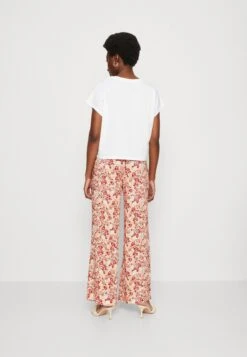 Edc By Esprit Crop Inside - T-Shirt Print - White -Esprit 469de7909f094d1cabd7dfcd215176b6