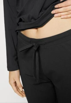 ESPRIT Seasonal Solid Long Leg Long Sleeve - Pyjama - Black -Esprit f83c3178dd6b4106ab9a7ba086b11508