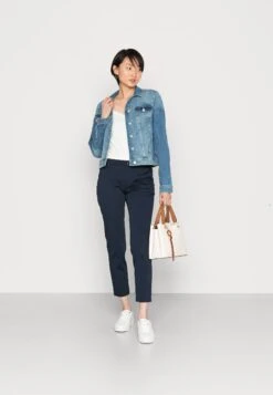 ESPRIT Indoor- Spijkerjas - Blue Light Wash 8 ESPRIT Indoor- Spijkerjas - Blue Light Wash -Esprit fb7a303cf2d84bfeb25309e9d56552d3